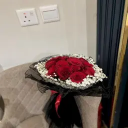 باقة ورد أحمر مع جبسوفيليا